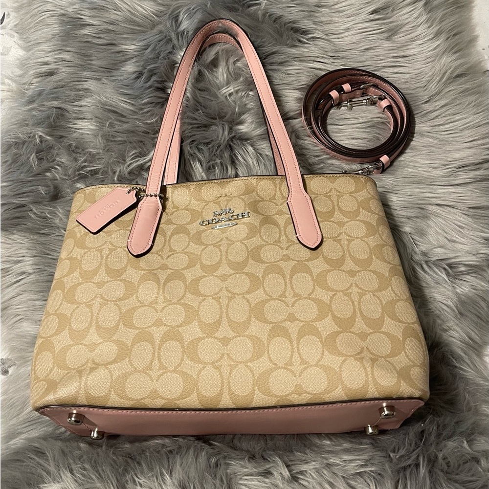 COACH shoulder bag with cross body strap, signature canvas color cream/pink